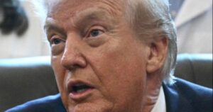 Tổng Thống Donald Trump phản ứng trước quyết định của ban quản trị Trung tâm Kennedy