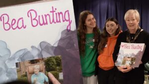 Học sinh làm kỷ yếu tặng cư dân viện dưỡng lão