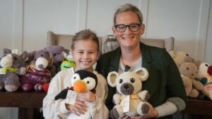 Mẹ và Con Gái Góp Sức Tặng Đồ Chơi Cho Bệnh Nhi