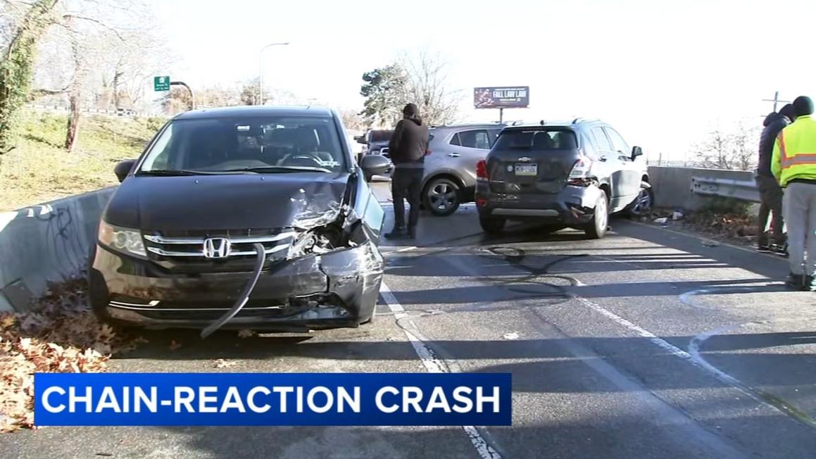 Bảy xe tông liên hoàn tại khu vực Hunting Park, Philadelphia 1 18245167 120325 wpvi roberts ave crash 1030am vid