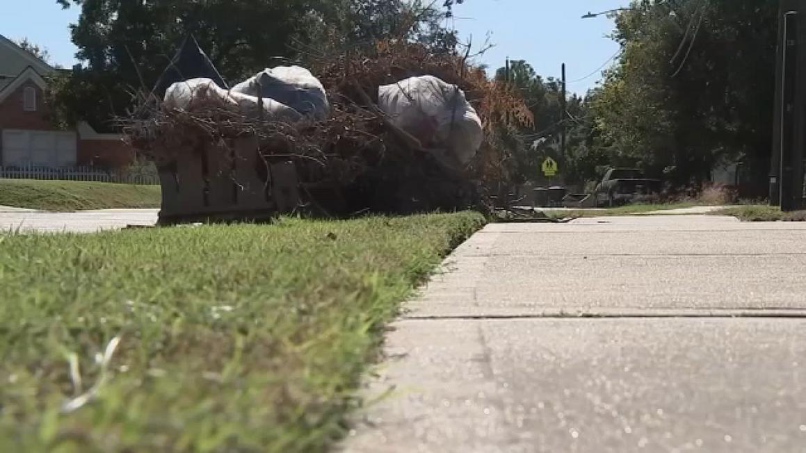 Nhà thầu tư nhân bắt đầu dọn dẹp rác thải tồn đọng ở Houston 1 18245532 120325 ktrk trash img