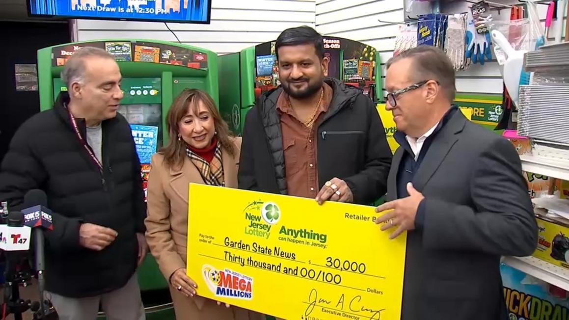 Một người trúng $90 triệu đô la Mega Millions tại New Jersey 1 18245837 120325 wabc mega millions stand img