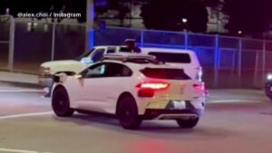 Xe tự lái Waymo chở khách đi qua hiện trường cảnh sát đang làm nhiệm vụ ở Los Angeles 4 Xe tự lái Waymo chở khách đi qua hiện trường cảnh sát đang làm nhiệm vụ ở Los Angeles