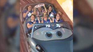 Người hâm mộ Disney phá kỷ lục với 15,000 lượt 'Radiator Springs Racers' 5 Người hâm mộ Disney phá kỷ lục với 15,000 lượt ‘Radiator Springs Racers’