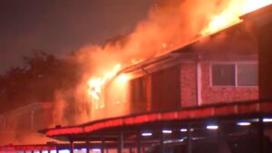 Hỏa hoạn thiêu rụi khu chung cư ở Houston, lính cứu hỏa gặp khó vì thiếu nước 34 Hỏa hoạn thiêu rụi khu chung cư ở Houston, lính cứu hỏa gặp khó vì thiếu nước