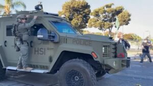 California Mở Cổng Thông Tin Trực Tuyến Để Báo Cáo Sai Phạm Của Đặc Vụ Liên Bang