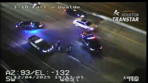 Ổ gà trên East Freeway gây tắc đường, làm xì lốp ít nhất 10 xe 32 Ổ gà trên East Freeway gây tắc đường, làm xì lốp ít nhất 10 xe