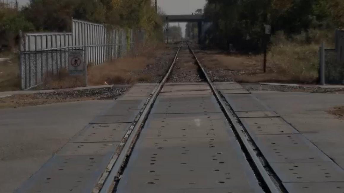 Cầu vượt bộ hành sẽ được xây dựng để tưởng nhớ thiếu niên tử nạn vì tai nạn tàu hỏa 1 18265829 120825 ktrk train bridge sw img