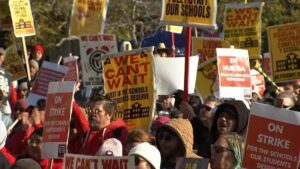 Thỏa thuận chấm dứt cuộc đình công của giáo viên West Contra Costa 4 Thỏa thuận chấm dứt cuộc đình công của giáo viên West Contra Costa