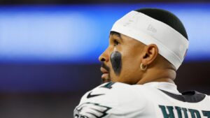 Jalen Hurts của Eagles lập kỷ lục đáng quên với hai lần mất bóng trong cùng một pha 7 Jalen Hurts của Eagles lập kỷ lục đáng quên với hai lần mất bóng trong cùng một pha