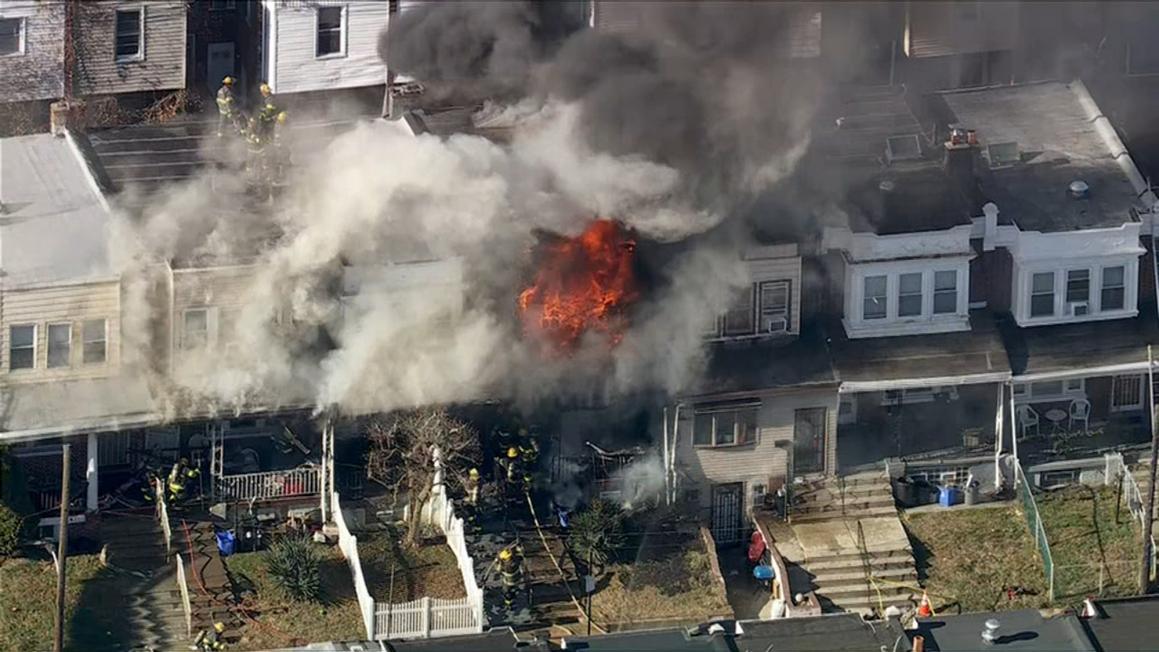 Hỏa hoạn bùng phát tại khu dân cư ở Philadelphia 1 18267840 120925 wpvi philly rowhome fire raw chopper video vid
