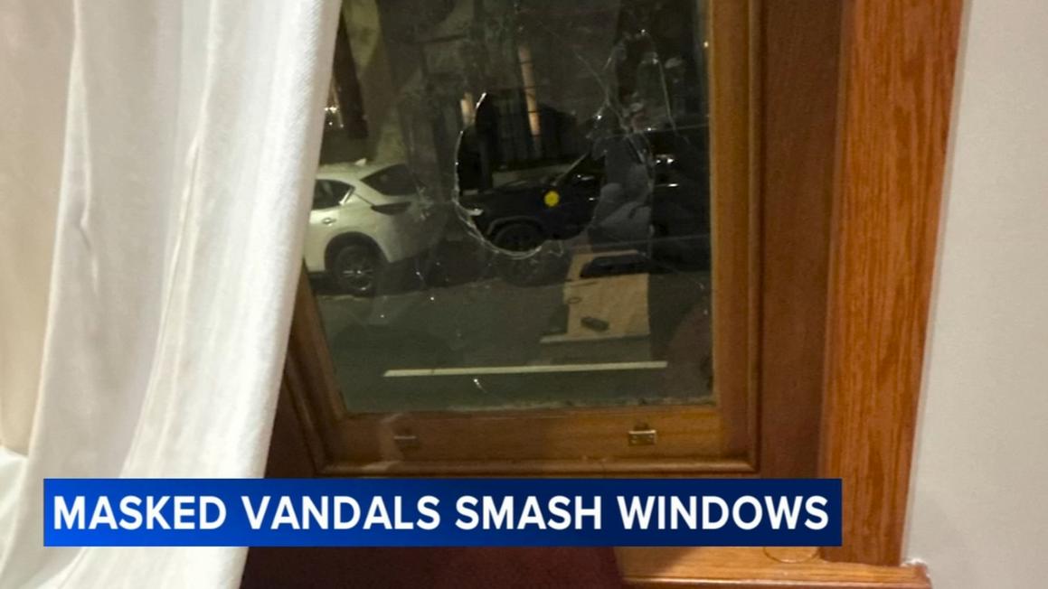 Nhóm người đeo mặt nạ ném đá vào cửa sổ căn hộ ở Philadelphia 1 18270253 120925 wpvi vandals damage center city windows 11pm CC vid
