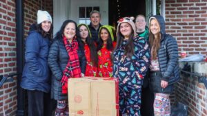 Cộng đồng quyên góp quà Giáng Sinh cho các gia đình có ông bà nuôi cháu 33 Cộng đồng quyên góp quà Giáng Sinh cho các gia đình có ông bà nuôi cháu