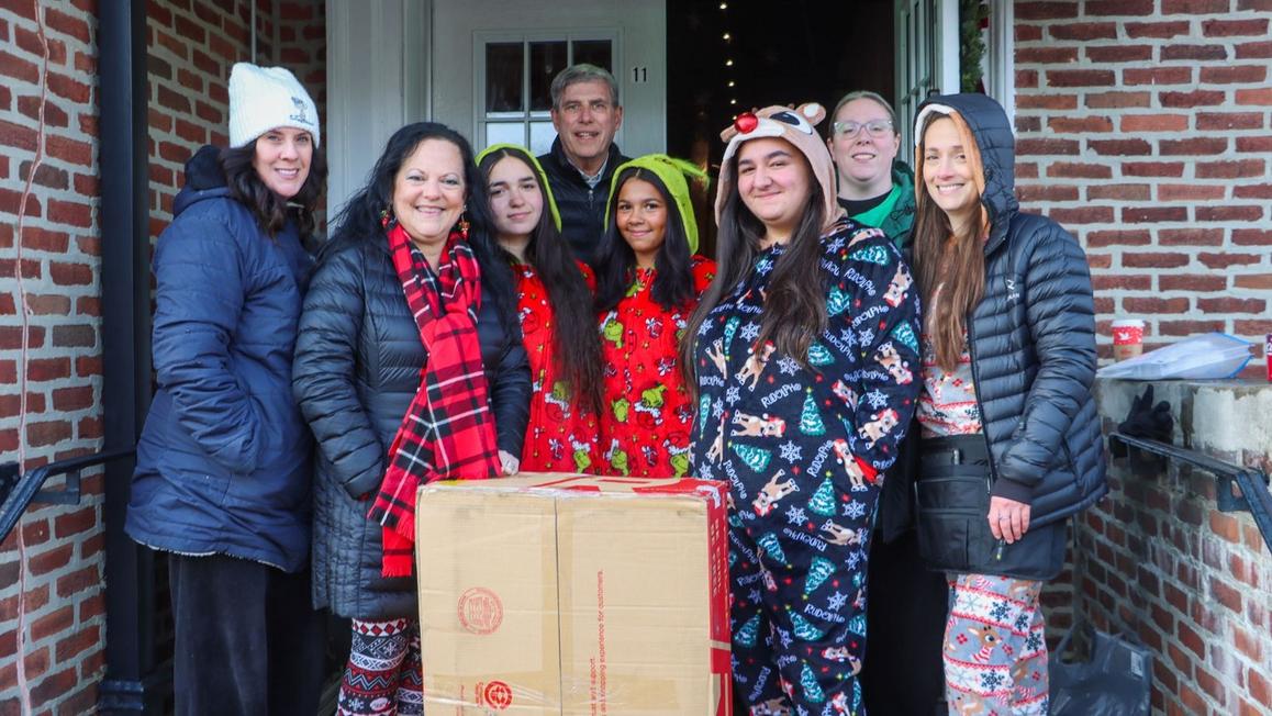 Cộng đồng quyên góp quà Giáng Sinh cho các gia đình có ông bà nuôi cháu 1 18274233 120625 wpvi GRANDSSTEPPINGUP thumbnail