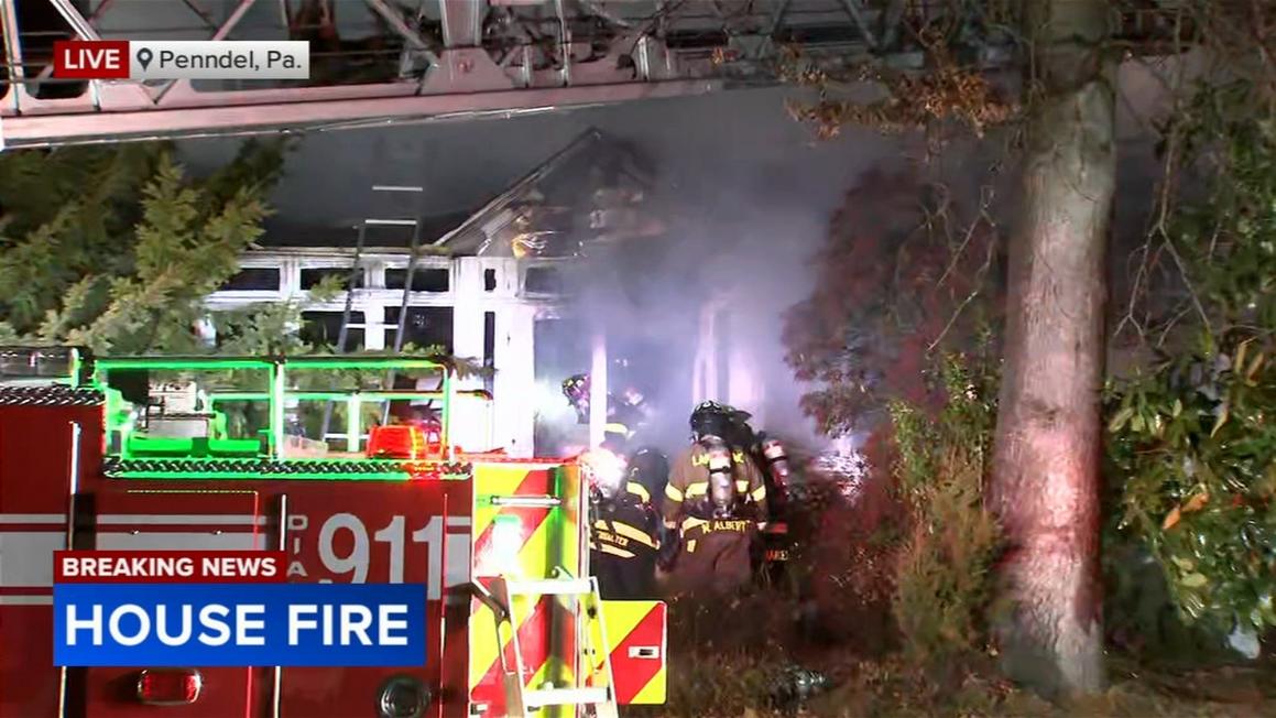 Cháy lớn tại nhà song lập ở Penndel, hạt Bucks 1 18274965 121125 wpvi penndel fire 6am vid