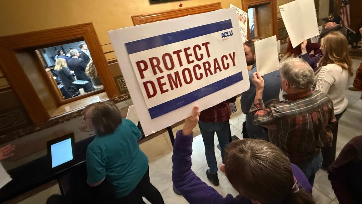 Thượng Viện Indiana Bác Bỏ Kế Hoạch Thay Đổi Bản Đồ Bầu Cử, Mặc Trump Phản Đối 1 18275119 AP25343548621366