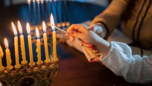 Tất cả những gì bạn cần biết về Lễ Hanukkah 2025 7 Tất cả những gì bạn cần biết về Lễ Hanukkah 2025