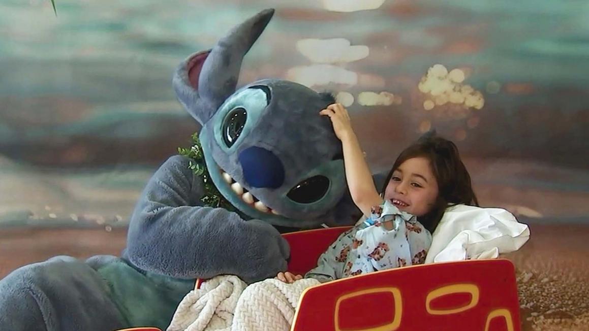 Stitch mang theo phép màu Giáng Sinh đi khắp nước Mỹ 1 18280133 121225 otrc holidaymagictour img