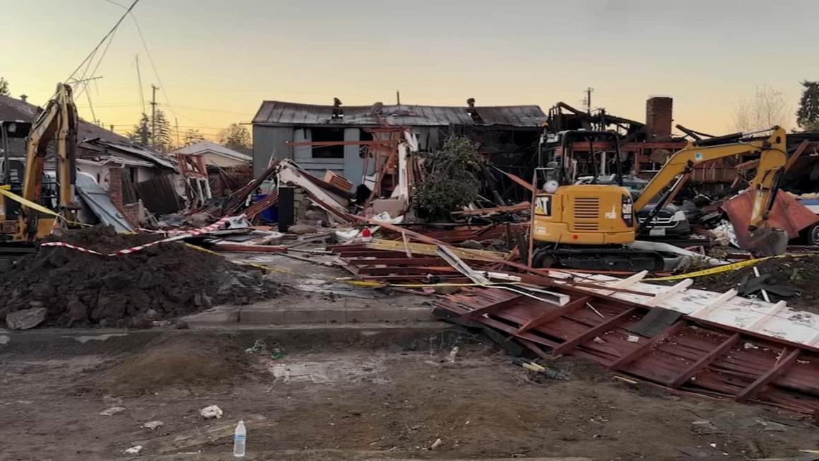 Nổ Lớn tại Hayward: Hàng Xóm Bàng Hoàng, Lực Lượng Cứu Hộ Khám Nghiệm Hiện Trường 1 18280722 121225 kgo hayward house explosion img