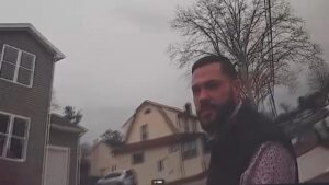 Người đàn ông ở New Jersey bị bắt vì giả danh nhân viên an ninh 33 Người đàn ông ở New Jersey bị bắt vì giả danh nhân viên an ninh