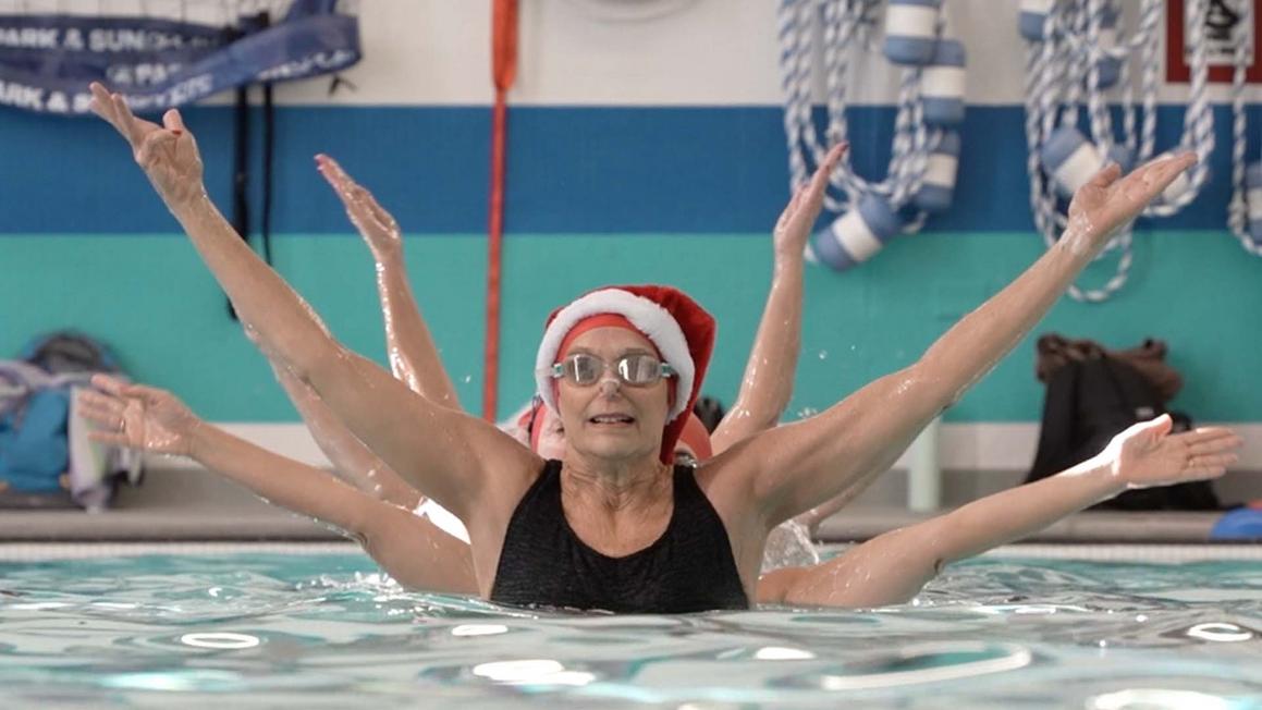 Những vũ công bơi nghệ thuật cao niên biểu diễn trong mùa lễ 1 18280802 121225 wpvi SYNCHRONIZEDSWIMMERS thumb