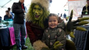 Gã ‘Grinch’ quậy tưng bừng tại Chợ Đông Conshohocken