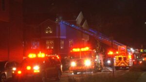 Lính cứu hỏa đối phó hỏa hoạn tại khu dân cư ở Nam Philadelphia 36 Lính cứu hỏa đối phó hỏa hoạn tại khu dân cư ở Nam Philadelphia