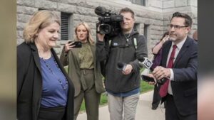 Bắt giữ một người đàn ông sau khi đâm máy bay đánh cắp vào nhà chứa tại phi trường 32 Bắt giữ một người đàn ông sau khi đâm máy bay đánh cắp vào nhà chứa tại phi trường