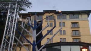 Cộng đồng Vùng Vịnh tưởng niệm nạn nhân vụ xả súng ở Úc trong lễ Hanukkah 32 Cộng đồng Vùng Vịnh tưởng niệm nạn nhân vụ xả súng ở Úc trong lễ Hanukkah