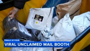 Gian hàng 'gói hàng thất lạc' gây sốt tại Chợ Giáng Sinh Philadelphia 9 Gian hàng ‘gói hàng thất lạc’ gây sốt tại Chợ Giáng Sinh Philadelphia