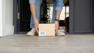 Người tiêu dùng nên cẩn trọng với các dịch vụ bảo hiểm bưu kiện