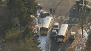 Tai nạn xe buýt trường học ở New Jersey khiến 10 người nhập viện 32 Tai nạn xe buýt trường học ở New Jersey khiến 10 người nhập viện