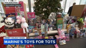 Disney và 6abc Góp Hàng Ngàn Món Quà cho Chương Trình 'Toys for Tots' 33 Disney và 6abc Góp Hàng Ngàn Món Quà cho Chương Trình ‘Toys for Tots’