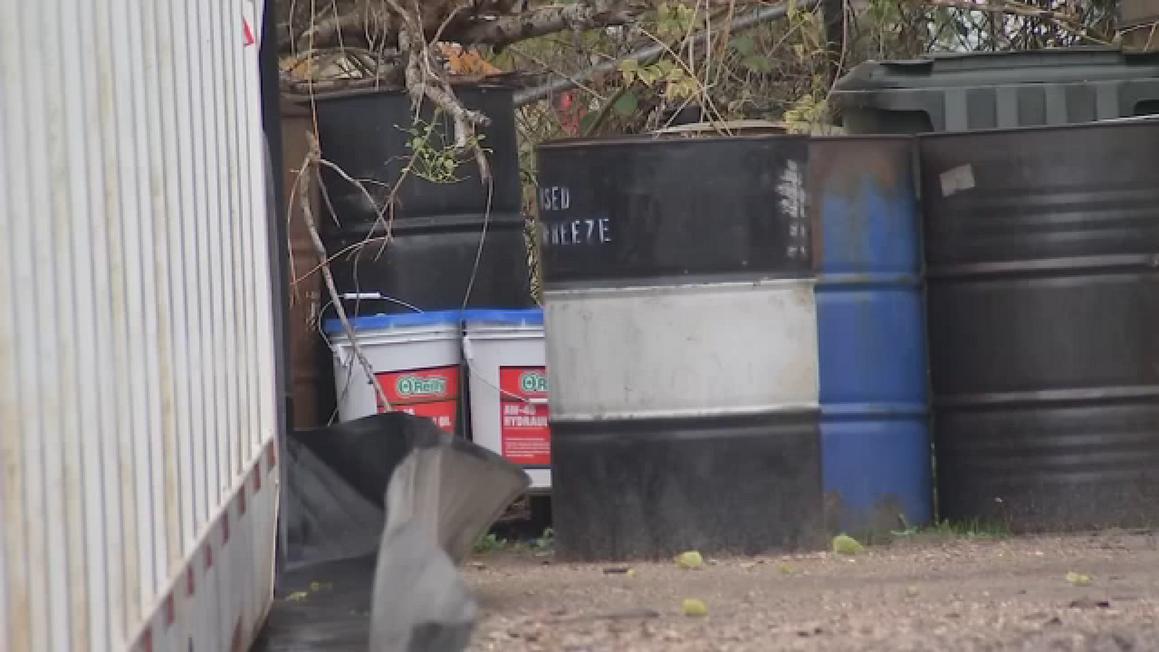 Người đàn ông ở Houston bị bắt vì xả thải dầu trái phép 1 18296093 elite oil company barrels img