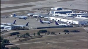 Công dân Mỹ bị giữ lại 5 giờ tại phi trường Bush 32 Công dân Mỹ bị giữ lại 5 giờ tại phi trường Bush