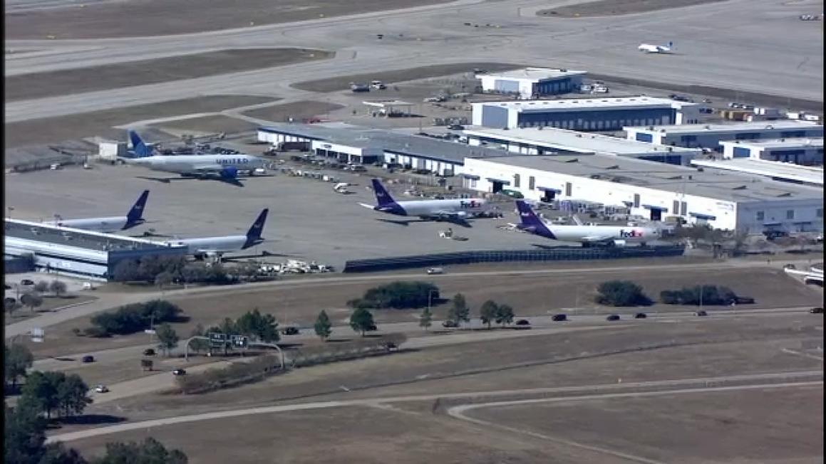 Công dân Mỹ bị giữ lại 5 giờ tại phi trường Bush 1 18296351 iah tarmack planes img