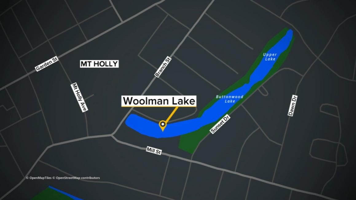 Cảnh sát giải cứu hai thiếu nữ rơi xuống hồ băng ở New Jersey 1 Cảnh sát giải cứu hai thiếu nữ rơi xuống hồ băng ở New Jersey