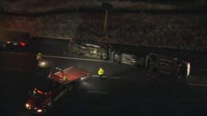 3 xe lật sau khi rơi khỏi rơ-moóc trên Xa lộ 130 32 3 xe lật sau khi rơi khỏi rơ-moóc trên Xa lộ 130