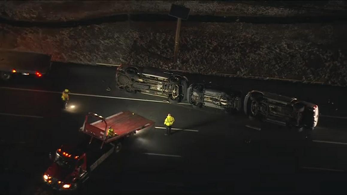 3 xe lật sau khi rơi khỏi rơ-moóc trên Xa lộ 130 1 18297648 1218250 wpvi overturned trucks rt130 img