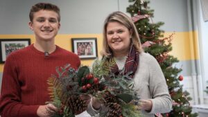 Mẹ và con trai ở Pennsylvania quyên góp đồ trang trí Giáng Sinh cũ