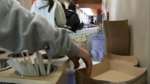 Học sinh San Francisco vận động dùng khay ăn trưa có thể phân hủy