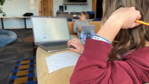 Trường tư thục ứng dụng trí tuệ nhân tạo (AI) mở rộng tại Vùng Vịnh do nhu cầu tăng cao