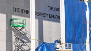 Trung Tâm Kennedy Bắt Đầu Gắn Tên Tổng Thống Donald Trump Lên Tòa Nhà