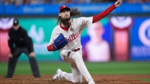 Đội bóng chày Phillies trao đổi cầu thủ Matt Strahm sang đội Royals