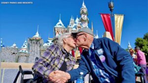 Chuyện tình cổ tích 70 năm ở Disneyland