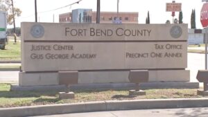 Chính Quyền Hạt Fort Bend thông qua chính sách đảm bảo trả lương công bằng cho người lao động