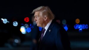 Tổng Thống Donald Trump họp với các quan chức an ninh trong bối cảnh căng thẳng với Venezuela gia tăng