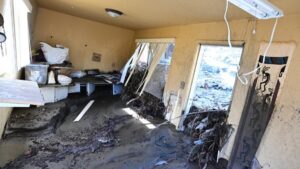 Bão Lớn ập vào California, Cảnh báo Lũ lụt và Sạt lở Đất