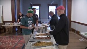 Trung Tâm LGBT William Way Phân Phát Bữa Ăn Miễn Phí vào Ngày Lễ