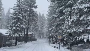 Tuyết rơi dày ở Sierra Nevada, giới chức khuyến cáo người dân cẩn trọng